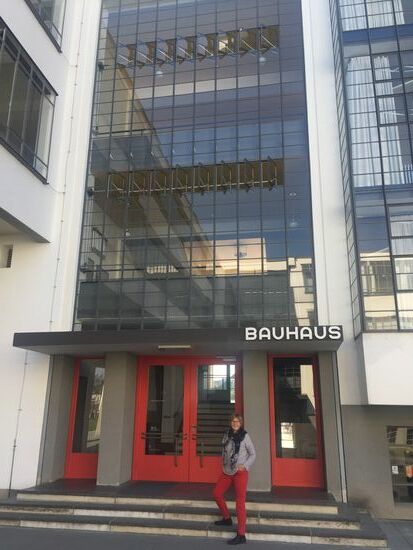 Blick auf den Eingang mit viel Glas an der Fassade - sollte viel Li