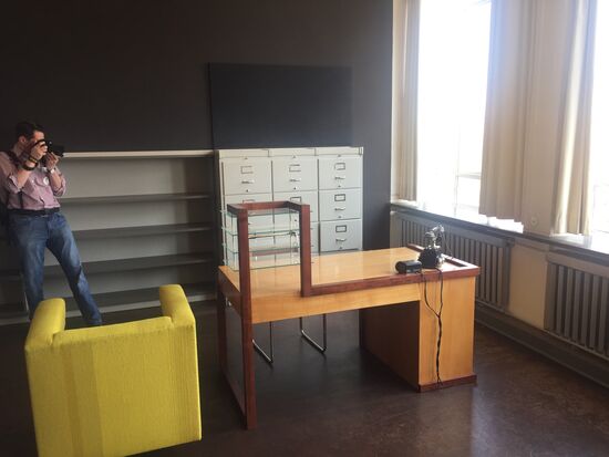 Das zimmer des Direktors - nach heutigen Maßstäben völlig normal eingerichtet - 1925 war das revolutionär!