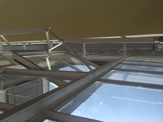 Vorgehängte Fassade mit zentraler Fensteröffnungsmechanik