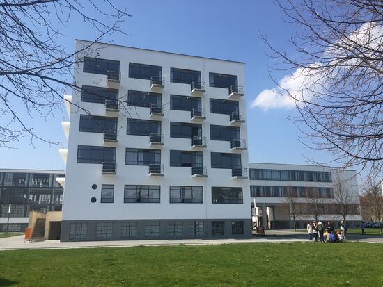 Das zughörige Studentenwohnheim mit jeweils 1 qm Balkon - es gibt Fotos, da stehen 13 Studenten auf so einem Balkon!