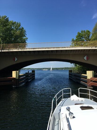 Unter dem Borsigdamm hinaus auf den Tegeler See.