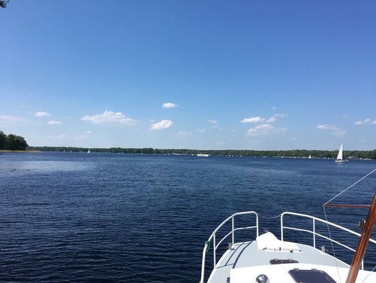 Auf dem Tegeler See: Opti-Regatta (das sind die vielen weissen Punkte) und viele andere Schiffe am ersten warmen und sonnigen Wochenende des Jahres