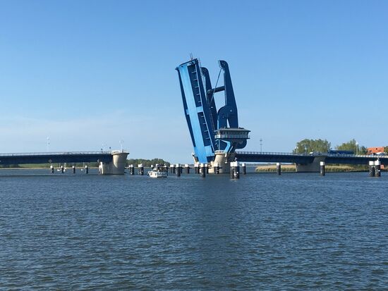 Wolgast Klappbrücke gerade offen, brauchen wir aber nicht, können auch links durchfahren, sind auch 5 m