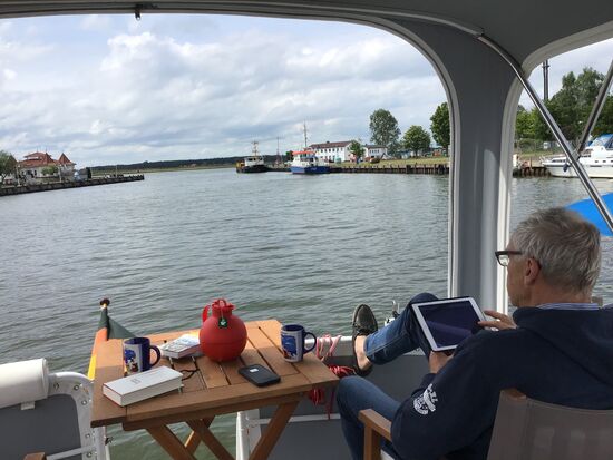 Am Vormittag an Deck mit Ausblick