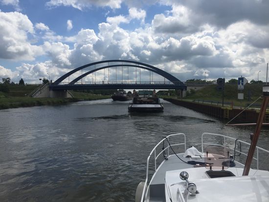 Stau!! Der erste fährt irgendwie nicht, habe keine Geschwindigkeitsbegrenzung gesehen, aber bald läufts wieder