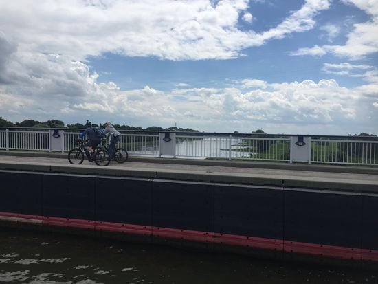 Auf der Brücke über die Elbe - die hat absolutes Niedrigwasser! Wer hätte das gedacht, wo der Bodensee und der Rhein im mehr Hochwasser haben