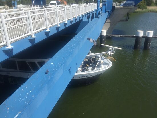 Kreuzfahrtschiff kämpft sich drunter durch