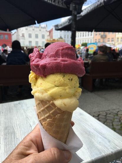 Eisessen auf dem Marktplatz