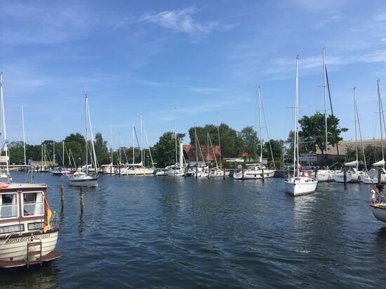 Immer was los im Hafen (unter dem Kran kann man fast unser Boot erkennen)