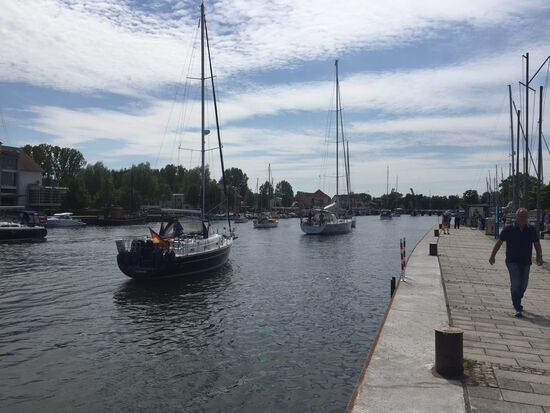 Besonders wenn alle zurückkommen vom Segeln und auf die Brückenöffnung warten