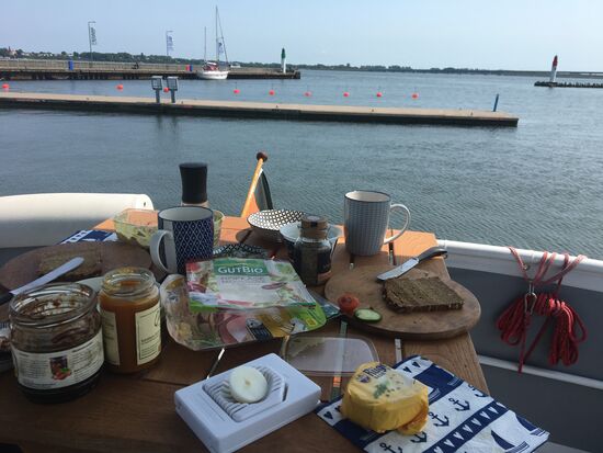 Frühstück mit freiem Blick auf den Sund