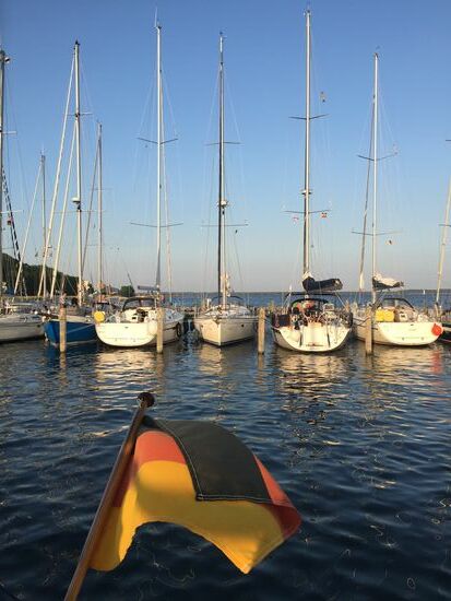 Schöner Ausblick mit wehender Fahne