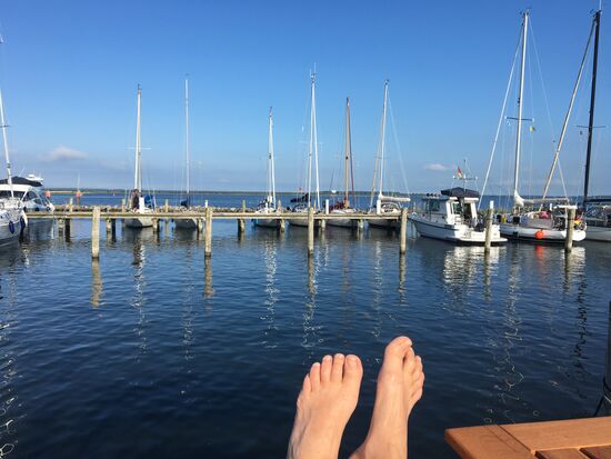 Und wieder im Hafen und Füsse hoch (nach 12.000 Schritten)
