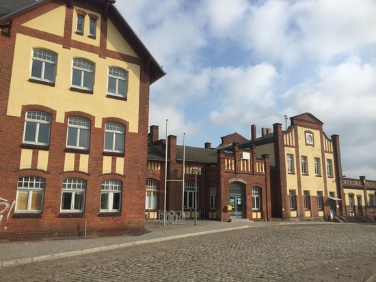 Bahnhof in Burg, noch mit original Pflaster auf dem Vorplatz!
