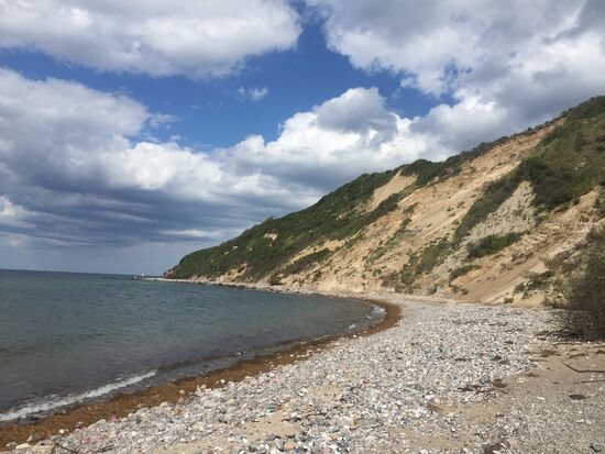 Die Steilküste vom Strand aus