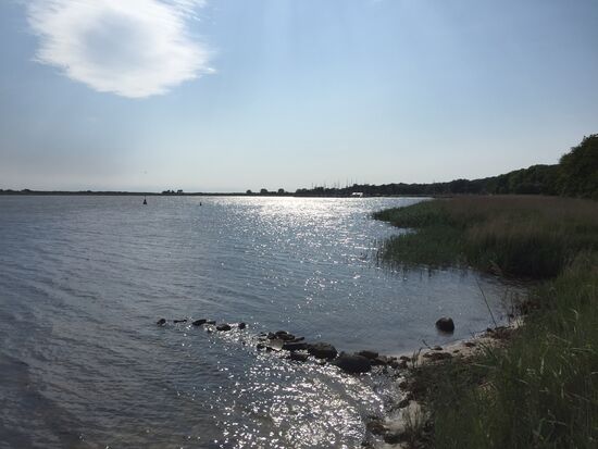 Blick zum Hafen von der Landzunge