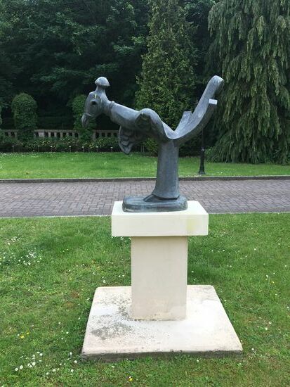 Kunst im Schlosshof „grosser Vogel“