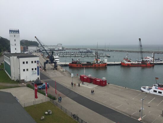 Blick auf den Hafen, im Hintergrund die neuen Schwimmstege für Segler