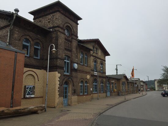 Der alte Bahnhof in Bergen - links daneben ist alles neu und hier hält sogar der ICE