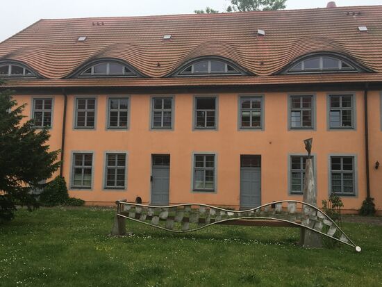 Im Hof des ehemaligen Marienklosters (mit Kunst)