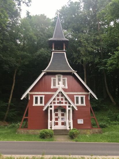 Kleine Schwedenkirche am Weg kurz vor Ralswiek