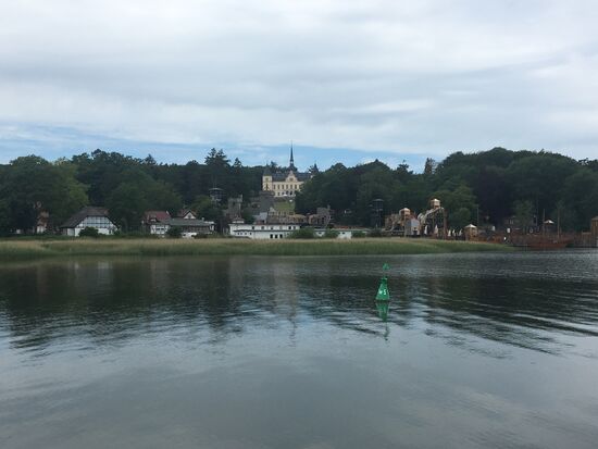 Schloss und rechts die Bühne