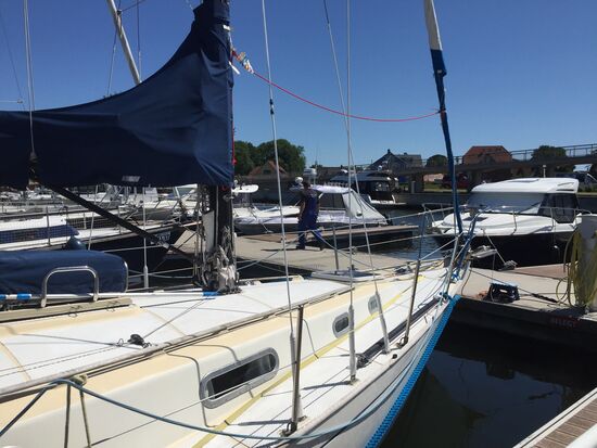 Der Hafenmeister macht mit dem Staubwedel jeden Morgen einen Rundgang und entfernt Spinnweben uä.