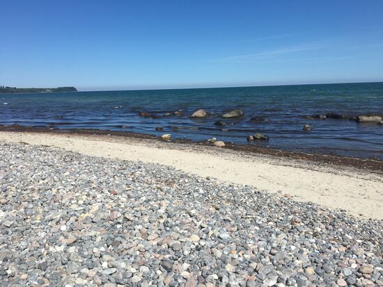 Schmaler Sandstrand am Campingplatz
