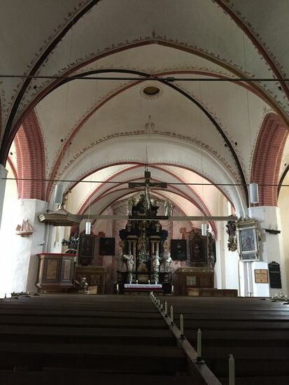 Hier werden noch echte Wachskerzen an den Bänken benutzt. Ob da die Brandschutzbestimmungen eingehalten werden ? �