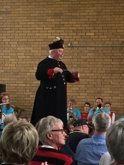 Sehr engagiert der Dirigent aus Weißrussland !