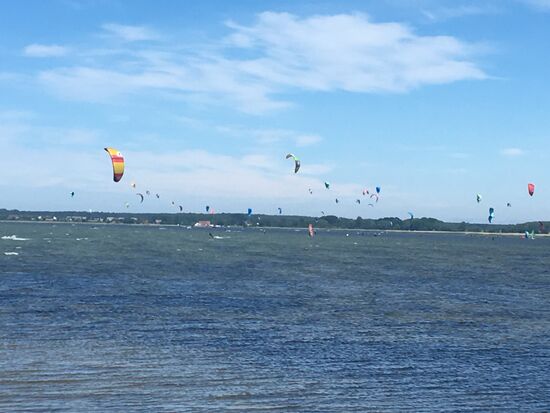 Surfer soweit das Auge reicht