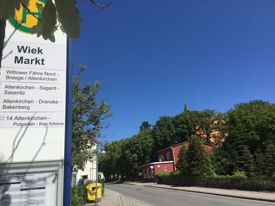 Warten auf den Bus bei knalle blauem Himmel