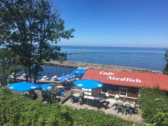Das Cafe Niedlich am Hafen Lohme
