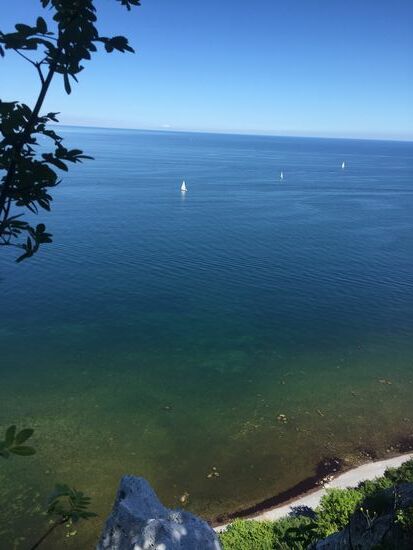 Die Segler haben bei diesem Wetter eine tolle Fahrt mit Blick auf die Kreideküste