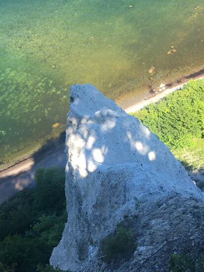 Wir stehen auf einem Austritt über einer Kreideklippe - Blick nach unten