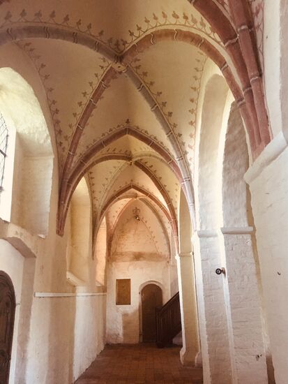 Das Seitenschiff des Dorfkirche