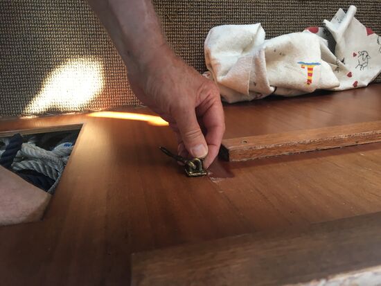 Die Schrauben waren nur im dünnen Sperrholz - habe jetzt eine Holzklotz hintendran gemacht, jetzt müsste es halten.