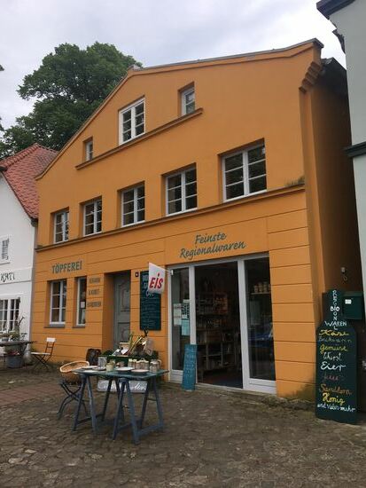 Bio-und Kunstladen mit Gartenkaffee am Markt in Gingst