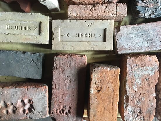 ...mit Sammlung alter Backsteine...