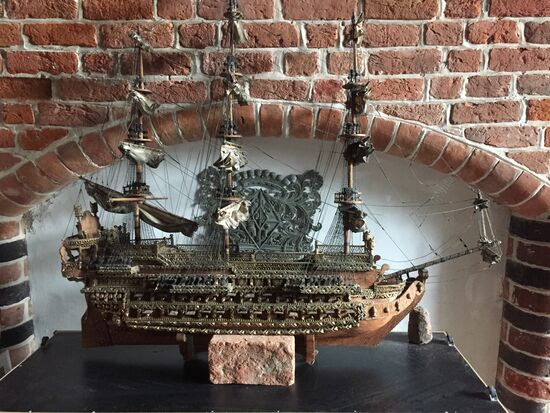 ....mit tollem Schiffsmodell....