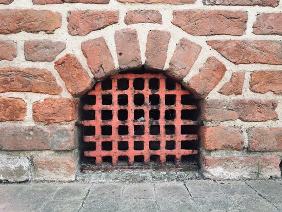 .... und kleinem Kellerfenster