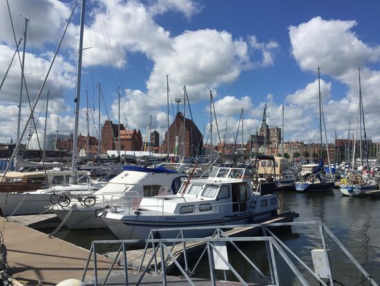 Schöner Morgen im Hafen mit Blick auf die Stadt