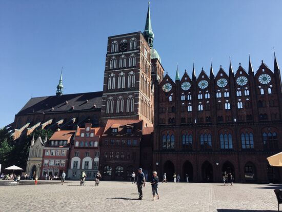 Neue Ansicht der Kirche mit Rathaus