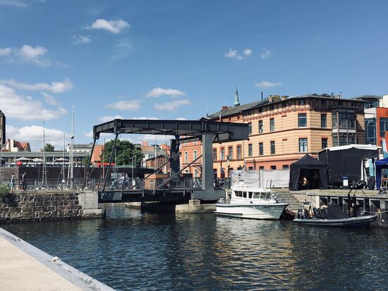 Tanken vor der Klappbrücke zum Altstadthafen