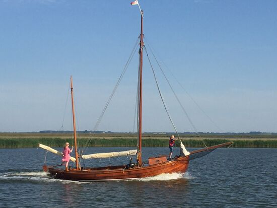 Diese „Jeanne d´Arc“ im wehenden Kleid fuhr mit ihrem Zeesenboot vorbei (lenkt elegant mit dem linken Fuss), Pipi Langstrumpf im Bug