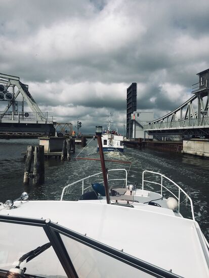 Rauschen durch die Brückendurchfahrt