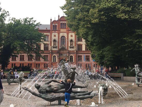 Brunnen der Lebensfreude vor dem ehemaligen Rathaus, jetzt Universität übrigens die älteste Universität Nordeuropas (1419 gegründet)