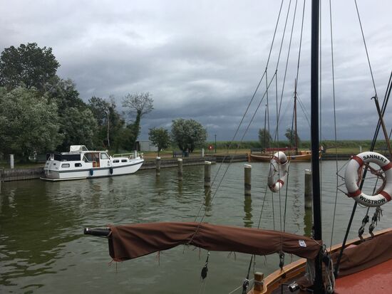 Unser Schiff in der windgeschützten Ecke
