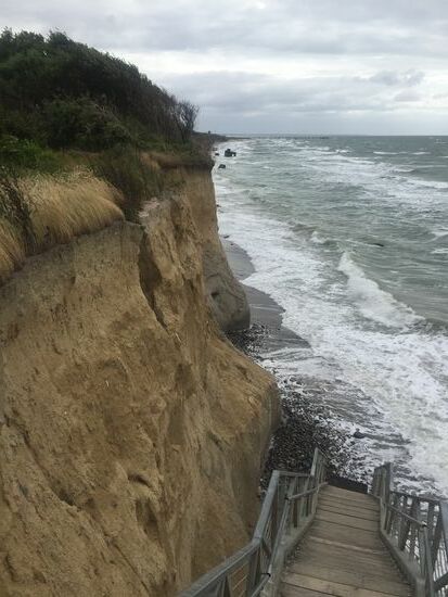 ... Steilküste links