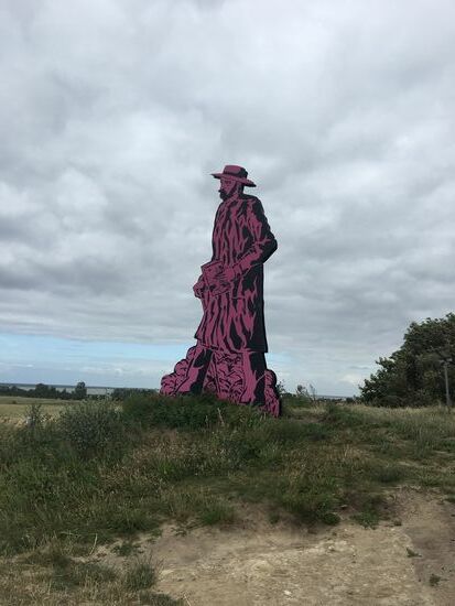 Der Bakelberg ist mit 18 m die höchste Erhebung des Fischlands. Die  Skulptur  Auf dem Gipfel zeigt den Gründervater der Künstlerkolonie Paul Müller-Kaempff
